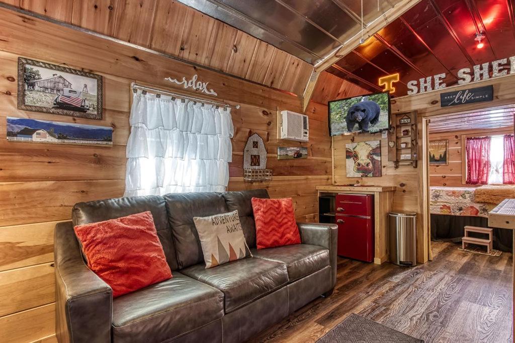The Tiny Barn, 1089 Free Tickets Each Paid Day, Dollywood And More Sevierville Exterior foto